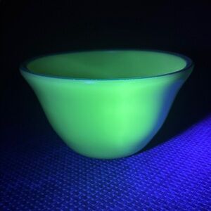 Mckee 7 in Mixing Bowl Custard Glass with blue stripe Strong Glow Rare